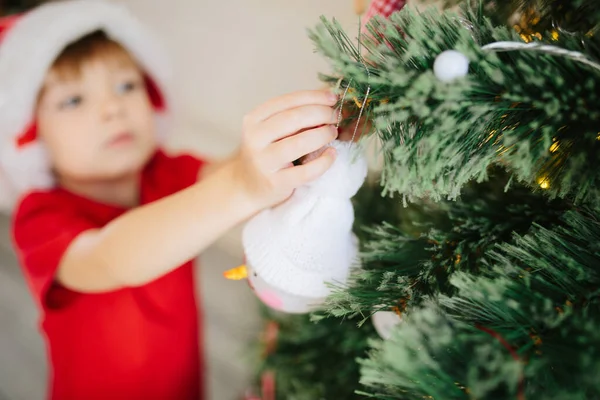 Beş Yaşlarında Noel Baba Şapkalı Noel Ağacını Süsleyen Mavi Gözlü — Stok fotoğraf