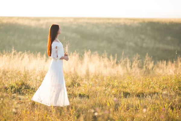 Verão Grande Momento Sonho Menina Bonita Vestido Branco Correndo Campo — Fotografia de Stock