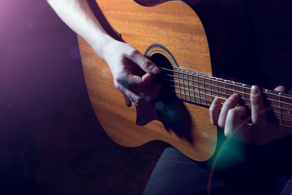 Jongeman Speelt Akoestische Gitaar Donkere Achtergrond — Stockfoto