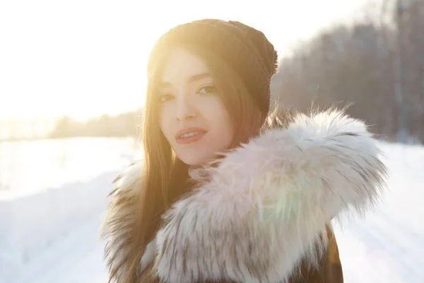 Femme Hiver Dans Neige Regardant Vers Haut Sur Neige Journée — Photo