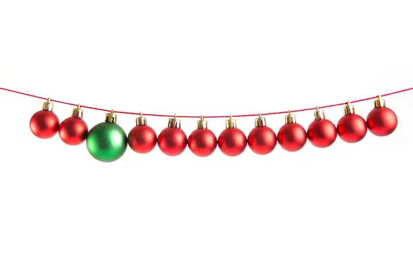 Linha Bolas Natal Vermelho Uma Bola Verde Fundo Branco Decorações — Fotografia de Stock