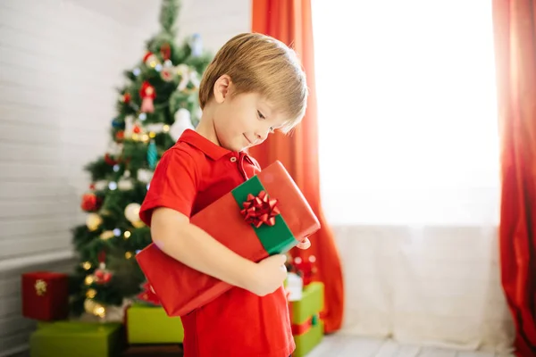 Lindo Niño Unos Cinco Años Con Regalo Una Habitación Navidad — Foto de Stock