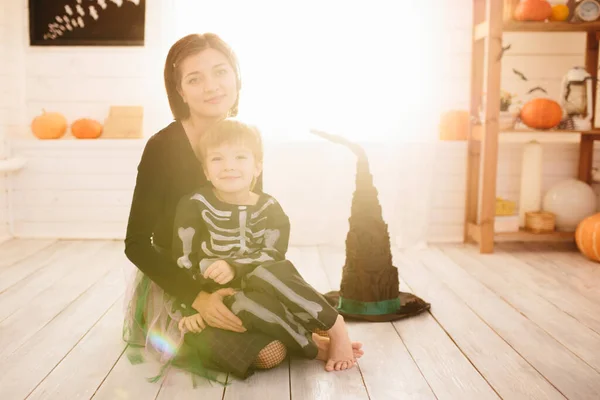 Szczęśliwa Rodzina Matki Dzieci Przygotować Się Halloween Dekoracji Domu — Zdjęcie stockowe