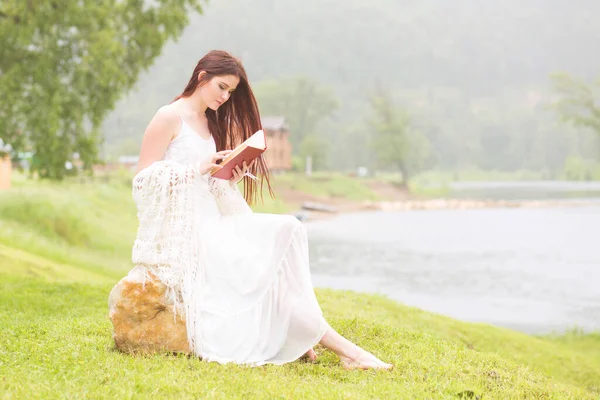 Mädchen Verregneten Park Liest Ein Buch — Stockfoto