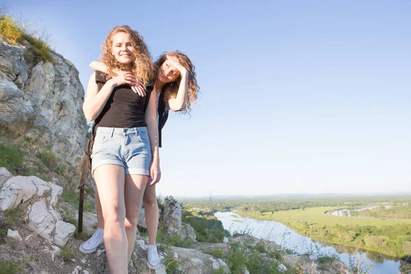 Zwei Mädchen Heben Fröhlich Die Hände Reisende Vor Dem Hintergrund — Stockfoto