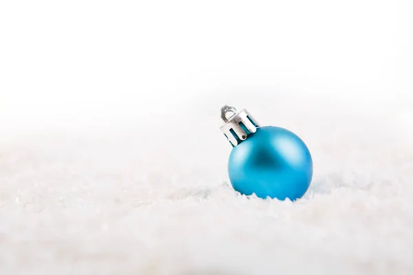 Boule Noël Bleue Sur Neige Sur Fond Blanc — Photo