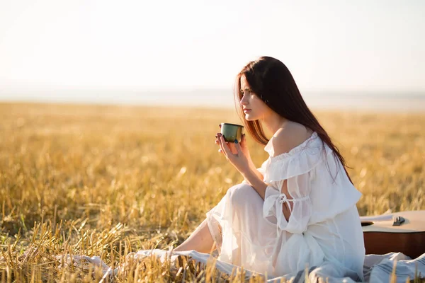 Zomer Een Geweldige Droomtijd Country Hippie Meisje Met Gitaar Tarweveld — Stockfoto