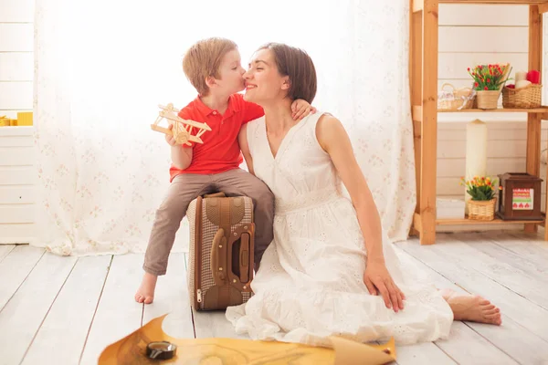 Naar Nieuwe Avonturen Ontdekkingen Moeder Baby Meisje Met Koffer Bagage — Stockfoto