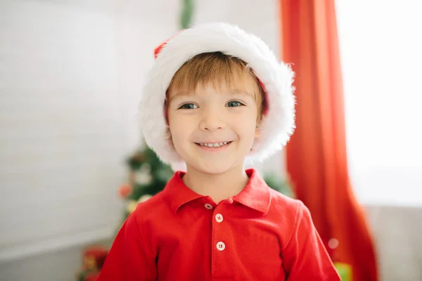 Портрет Маленького Милого Хлопчика Блакитними Очима Капелюсі Санта Клауса Прикрашеній — стокове фото