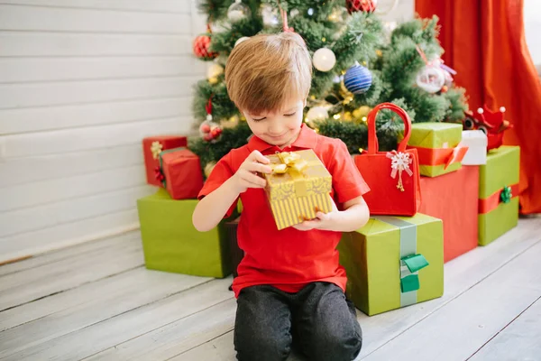 Lindo Niño Unos Cinco Años Con Regalo Una Habitación Navidad — Foto de Stock