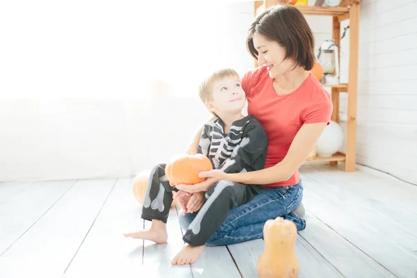 Glückliche Familie Mit Mutter Und Kindern Bereitet Sich Auf Halloween — Stockfoto