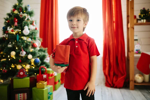 Lindo Niño Unos Cinco Años Con Regalo Una Habitación Navidad — Foto de Stock