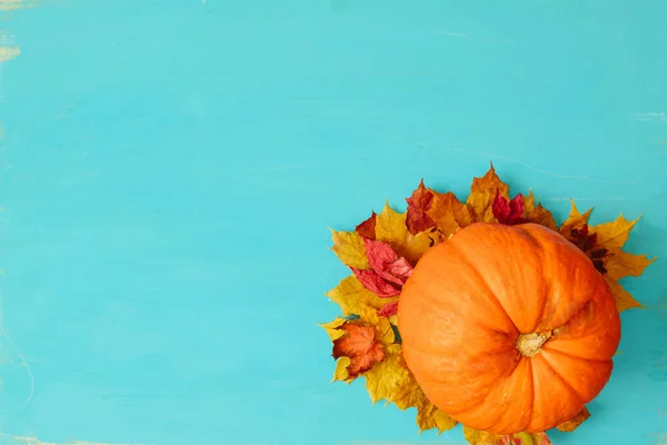 Осенний Фон Мини Тыква Сельском Голубом Столе Листьями Солнечный Свет — стоковое фото