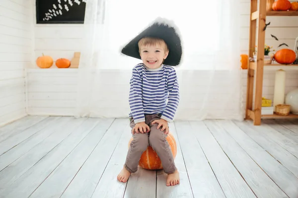海賊の衣装の少年は自宅でハロウィンを祝う — ストック写真