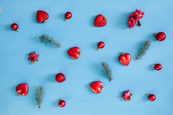 Karácsonyi Háttér Kék Deszka Piros Karácsonyi Dekorációval — Stock Fotó