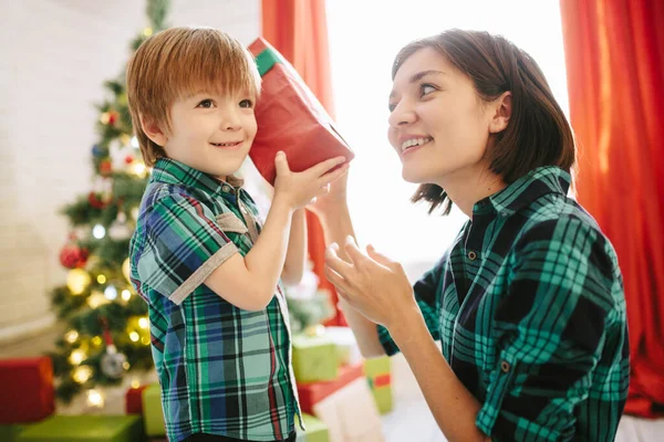 Feliz Familia Mamá Hijo Una Mañana Soleada Invierno Navidad Una —  Fotos de Stock