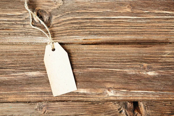 Prázdný Štítek Dřevěném Pozadí Jeden Papír Prázdné Štítky Lanem Dřevěném — Stock fotografie