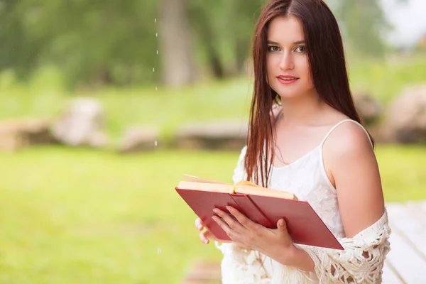 Attraktive Junge Mädchen Lesen Buch Weißem Kleid — Stockfoto