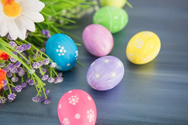 Colorful Easter Decoration Flowers Gray Wooden Table Top View — Stock Photo, Image