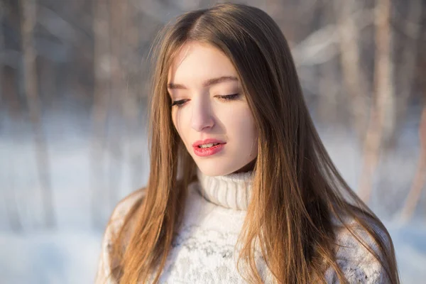 Vinterporträtt Vacker Brunett Glädjande Skönhet Ung Kvinna Kul Winter Park — Stockfoto