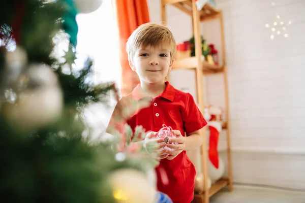 Lindo Niño Unos Cinco Años Con Ojos Azules Decorando Árbol —  Fotos de Stock