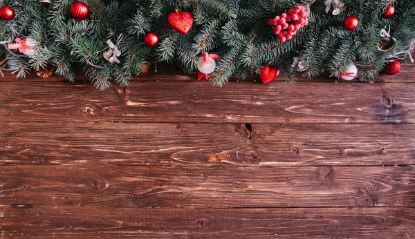 Kerst Dennenboom Met Decoratie Een Houten Plank Wazig Kerst Achtergrond — Stockfoto