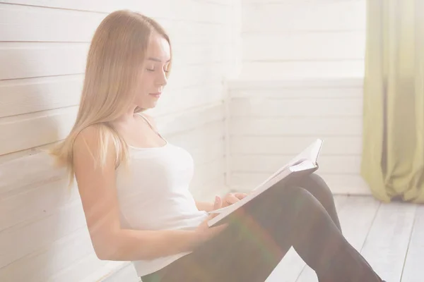 Mujer Joven Bastante Hermosa Leyendo Libro Cerca Ventana Casa — Foto de Stock