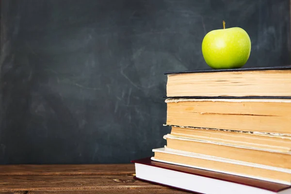 Groene Appel Stapel Boeken Voor Wol Concept Onderwijs Concept Afgezwakt — Stockfoto