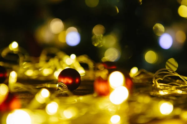 Detailní Obrázek Vánoční Ozdoby Vánoční Světla Dřevěném Stole — Stock fotografie
