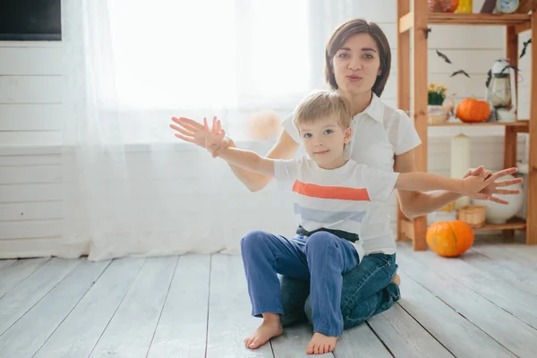 Mama Jej Syn Bawią Się Pokoju Halloween Szczęśliwego Halloween Koncepcja — Zdjęcie stockowe