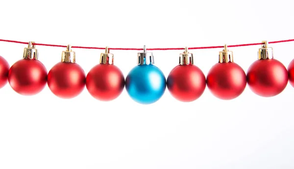 Beyaz Arka Planda Kırmızı Mavi Noel Topları Çizgisi Noel Süslemeleri — Stok fotoğraf