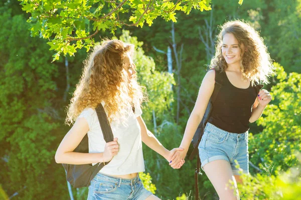 Een Wereld Zonder Grenzen Prachtige Reis Van Twee Meisjes Bergen — Stockfoto