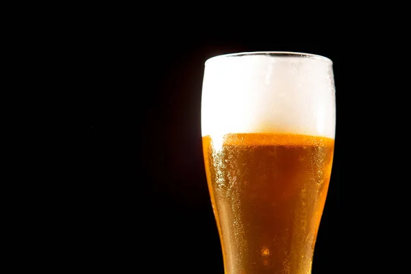 Glas Bier Auf Schwarzem Hintergrund Mit Copyspace — Stockfoto