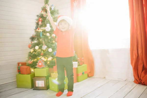 Niño Lindo Con Ojos Azules Sombrero Papá Noel Una Habitación — Foto de Stock