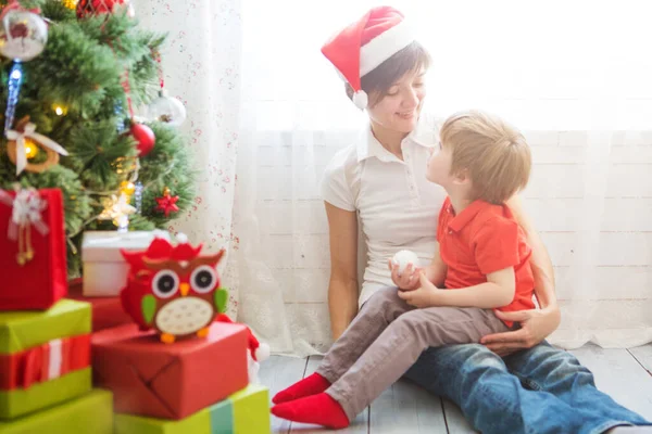 Madre Con Hijo Decorando Árbol Navidad Juntos Diseño Casa Granja —  Fotos de Stock