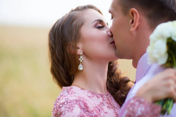 Young Couple Kissing Summer Field Close — Stock Photo, Image