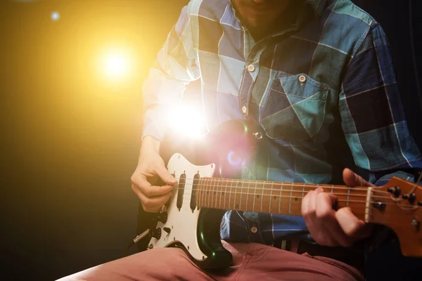 Handen Van Mens Die Elektrische Gitaar Speelt Buigtechniek — Stockfoto