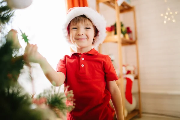 Beş Yaşlarında Noel Baba Şapkalı Noel Ağacını Süsleyen Mavi Gözlü — Stok fotoğraf