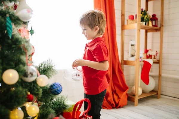 Beş Yaşlarında Noel Ağacını Süsleyen Mavi Gözlü Şirin Bir Çocuk — Stok fotoğraf