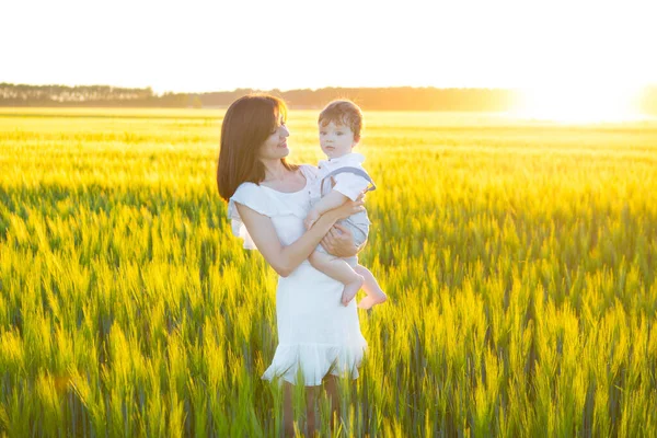 Bonne Famille Mère Petit Garçon Enfant Dans Prairie Été — Photo