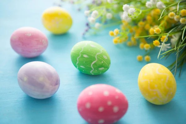 Oeufs Pâques Colorés Avec Des Fleurs Sur Fond Table Bois — Photo