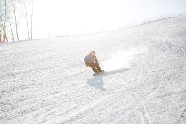 Yüksek Dağlarda Snowboardcu Kayak Yapıyor Snowboard Sporcuları Karlı Yamaçların Üzerinden — Stok fotoğraf