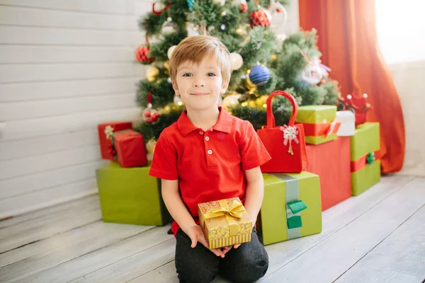 Lindo Niño Unos Cinco Años Con Regalo Una Habitación Navidad — Foto de Stock