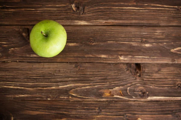 Grüner Reifer Apfel Auf Rustikalem Holztisch — Stockfoto