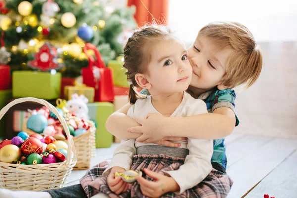 Niño Niña Feliz Una Mañana Soleada Invierno Navidad Una Sala —  Fotos de Stock