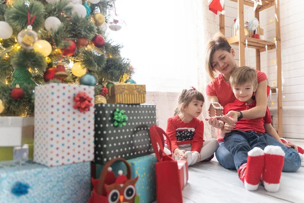 Aile Noel Güneşli Bir Odada Kutluyor — Stok fotoğraf