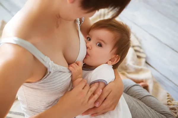 Joven Madre Caucásica Con Infante Ubicación Interior Mamá Amamantando Bebé — Foto de Stock