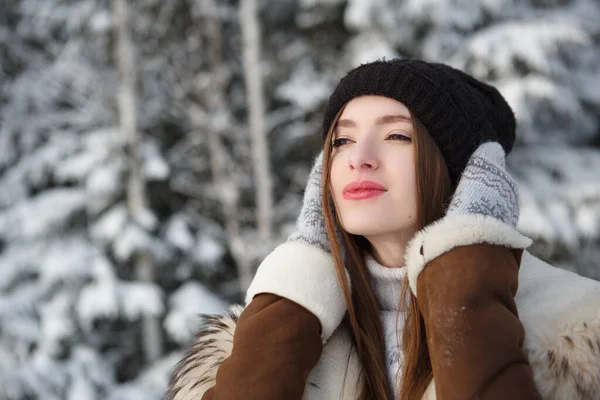 Uma Jovem Inverno Mulher Inverno Neve Olhando Para Cima Dia — Fotografia de Stock