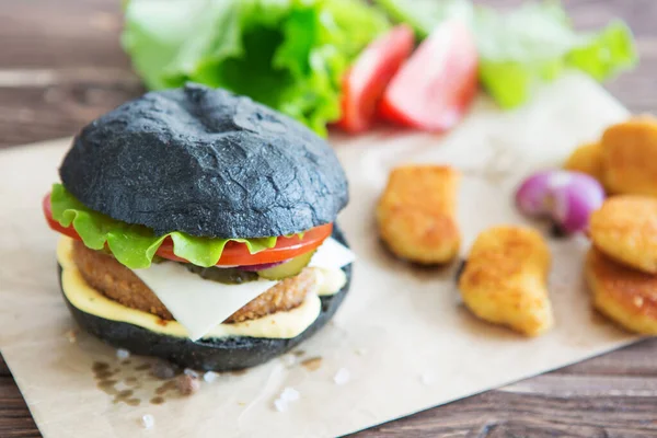 Makanan Cepat Saji Lezat Burger Hitam Atas Nampan Kayu Sajian — Stok Foto