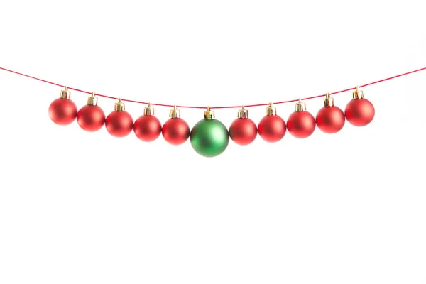 Línea Bolas Rojas Navidad Una Bola Verde Sobre Fondo Blanco —  Fotos de Stock